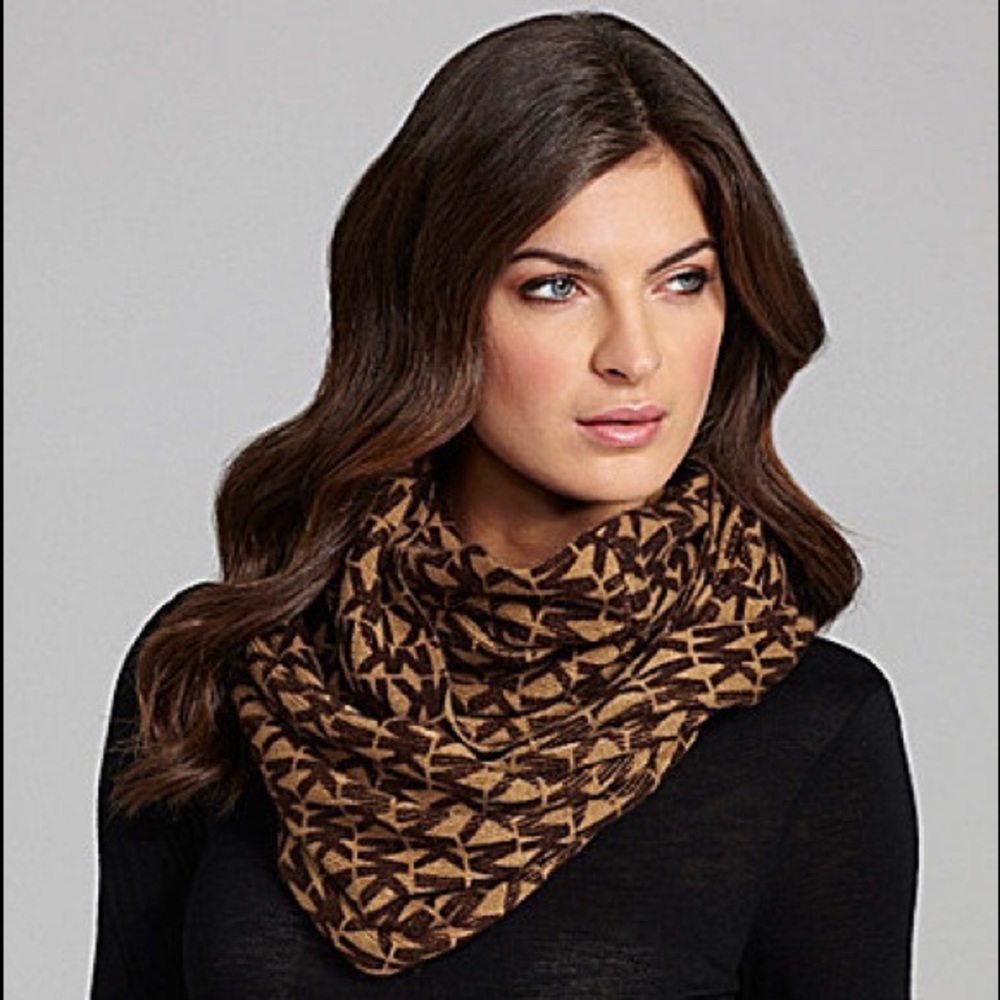 Michael Kors MK Logo Scarf - Picture 1 of 6